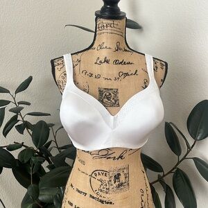 Bra 42D
Excellent conditions 
White beautiful front design.
#389A